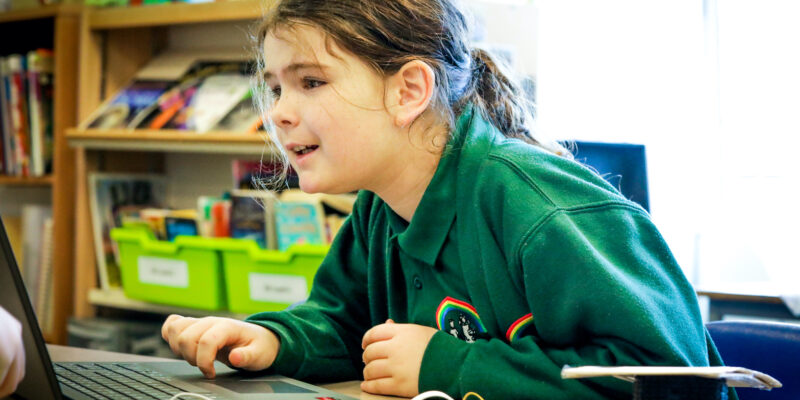 A learner does physical computing in the primary school classroom.